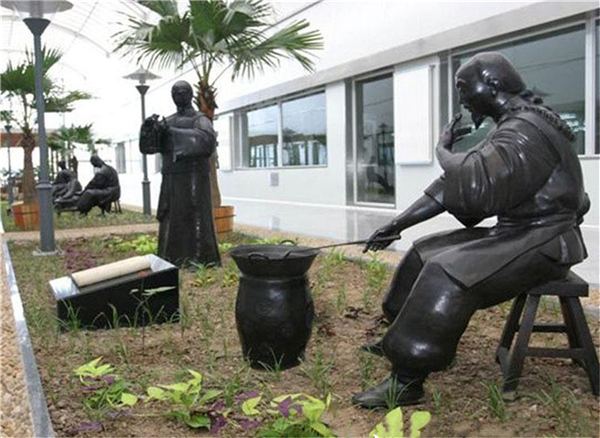 中醫(yī)熬藥雕塑.jpg 中醫(yī)熬藥雕塑.jpg