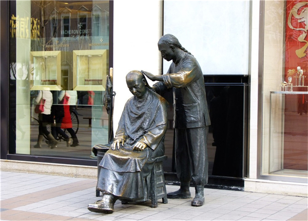 步行街理發(fā)銅像.jpg 步行街理發(fā)銅像.jpg