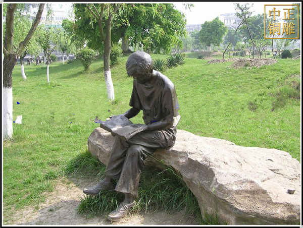 少年讀書校園雕塑.jpg 少年讀書校園雕塑.jpg