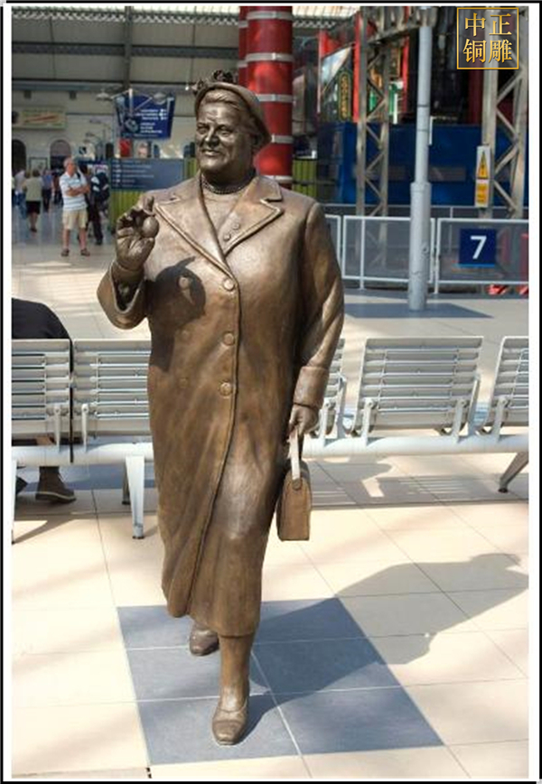 地鐵口現(xiàn)代人物銅像.jpg 地鐵口現(xiàn)代人物銅像.jpg