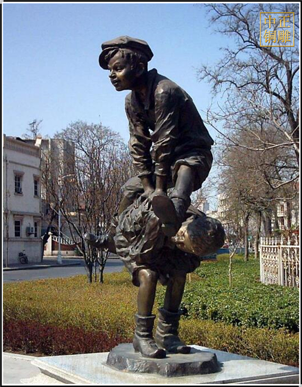 兩個(gè)小男孩跳背人物銅雕塑.jpg 兩個(gè)小男孩跳背人物銅雕塑.jpg