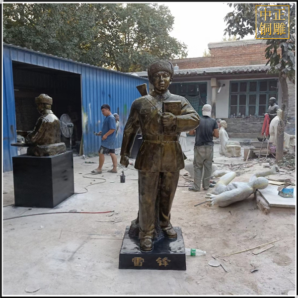雷鋒抗日銅雕塑.jpg