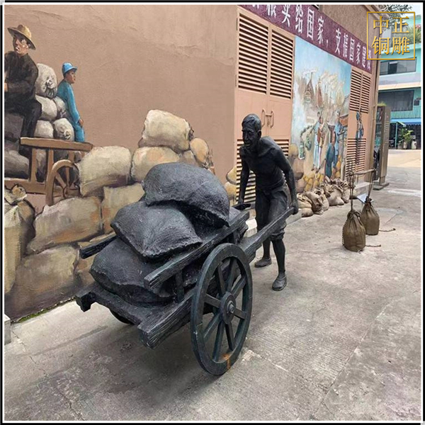 仿銅創(chuàng)意推車人物銅雕塑.jpg 仿銅創(chuàng)意推車人物銅雕塑.jpg