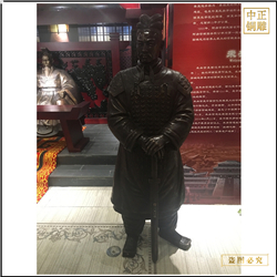 古代人物手握劍雕塑