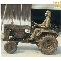 女子開拖拉機(jī)人物雕塑 女子開拖拉機(jī)人物雕塑