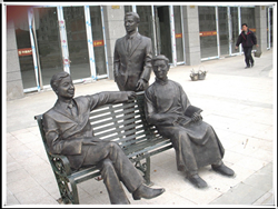 步行街現(xiàn)代人物銅雕 步行街現(xiàn)代人物銅雕